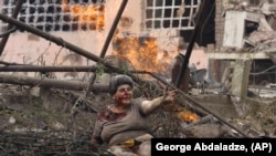 Орус аскерлеринин аткылоосунан жарадар болгон грузиялык аял. Гори шаары. 2008-жыл, 9-август.
