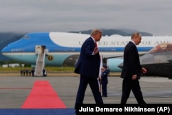 Президент США Дональд Трамп і очільник Росії Володимир Путін йдуть від журналістів, яким не дали можливості поставити запитання