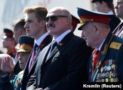 Мікалай і Аляксандар Лукашэнкі на парадзе ў Маскве, 24 чэрвеня 2020
