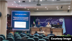 تصویری که خبرگزاری میزان از جلسۀ محاکمۀ ایرانی دوتابعیتی بازداشت‌شده به اتهام «جاسوسی» برای اسرائیل منتشر کرده است