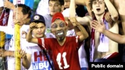 Футбольные болельщики на трибунах во время матча между клубами "Актобе" (Казахстан) и "Хедд" (Норвегия) в рамках отборочного тура Лиги Европы. Актобе, 26 июля 2013 года.