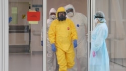 ولادیمیر پوتین رئیس جمهور روسیه حین دیدار از یک شفاخانه بیماران ویروس کرونا در مسکو