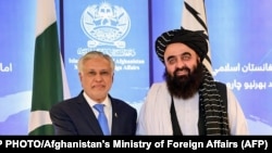 د پاکستان د صدراعظم مرستیال او د بهرنیو چارو وزیر محمد اسحاق ډار د اپریل په ۱۹ په کابل کې د طالبانود حکومت د بهرنیو چارو سرپرست وزیر امیرخان متقي سره د لیدنې پر مهال