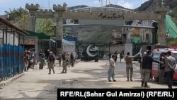 دروازه تورخم که از روز شنبه به روی رفت و آمد موتر های بار بری مسدود شده است 