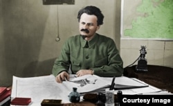 Троцкий в своем кремлевском кабинете, 1920-е годы