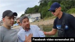 Служители на НСО избутват Христо Иванов от държавен плаж, защото наблизо е резиденцията на Ахмед Доган. 7 юли 2020 г.