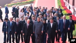 Қытай президенті Си Цзиньпин (ортада), Ресей басшысы Владимир Путин және Солтүстік Корея лидері Ким Чен Ын шетелдік делегаттарды бастап Тяньаньмэнь алаңына бара жатыр. Пекин, 3 қыркүйек 2025 жыл.