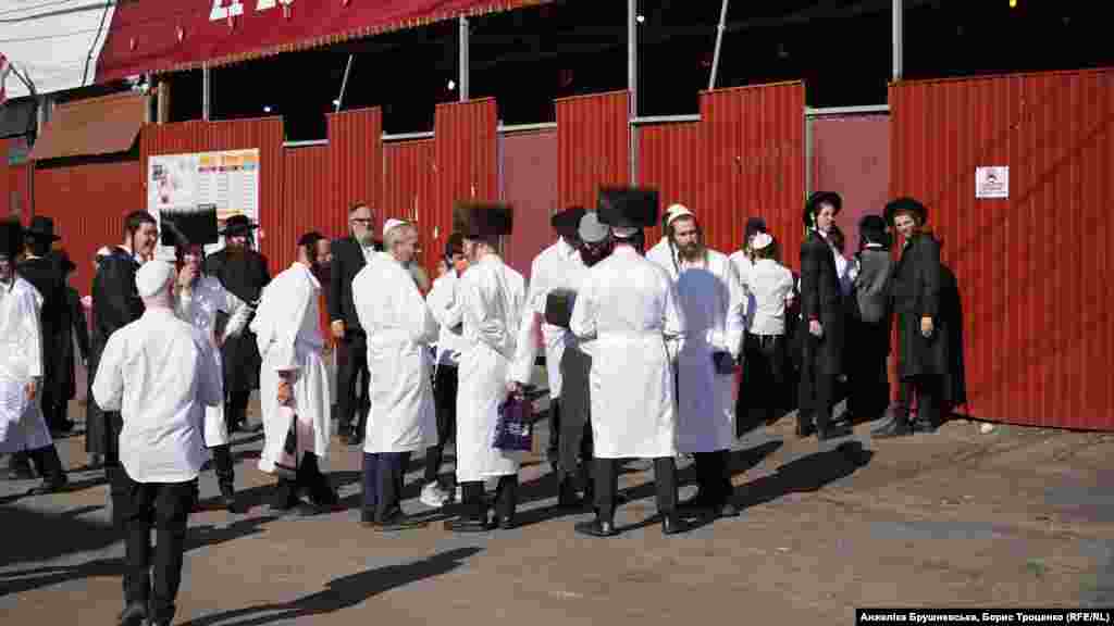 Черга в безкоштовну їдальню для хасидів. У народі її називають «американська їдальня»