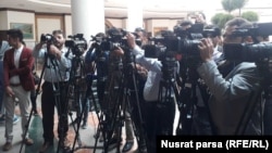 په یوه غونډه کې ژورنالېستانو چې د خبري پوښښ لپاره ورته راغلي.