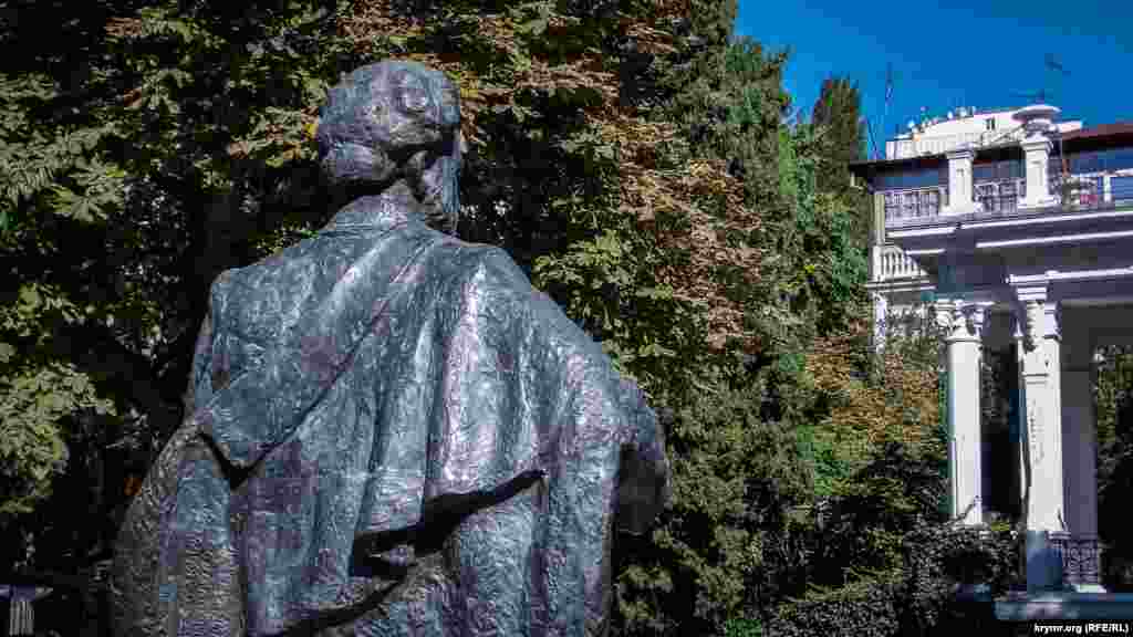 Олександр Пушкін задумливо дивиться на пожовклі осінні каштани і білосніжну ротонду, що, безсумнівно, наповнює його натхненням у ті рідкісні хвилини, коли туристи не полірують йому руку