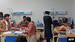 د پاړه چینار په روغتون کې د فرقه ییزو نښتو پر مهال د ژوبلو درملنه روانه ده - د نومبر ۲۷مې انځور. 