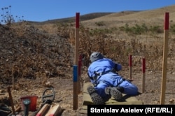 Співробітник ANAMA під час розмінування