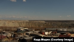 Жилые постройки у подножия карьера "Мир". Фото: Марина Сычева