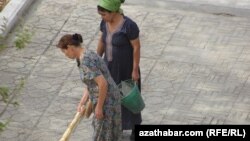 Lebap sebitinde arassaçylyk işlerine çekilen pedagoglar. Arhiw suraty