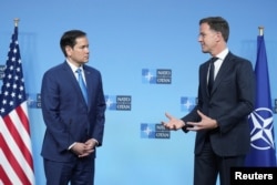 Генеральний секретар НАТО Марк Рютте (справа) під час зустрічі з державним секретарем США Марко Рубіо в штаб-квартирі НАТО в Брюсселі, Бельгія, 3 квітня 2025 року