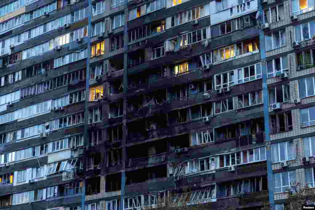 Станом на ранок пожежа вже була локалізована. У деяких вцілілих вікнах видніється увімкнене світло – хоча й будинок зазнав удару, але залишився з електроенергією.Керівництво Росії заперечує, що російська армія під час повномасштабної війни завдає цілеспрямованих ударів по цивільній інфраструктурі міст і сіл України. Українська влада і міжнародні організації кваліфікують ці удари як воєнні злочини Російської Федерації і наголошують, що вони мають цілеспрямований характер