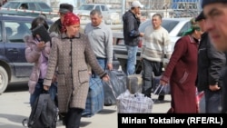 Люди на кыргызско-казахской границе. Иллюстративное фото.