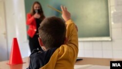 Ученик и наставничка со заштитни маски на час во време на пандемија, Скопје 2020