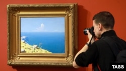 На фото – картина художника Архипа Куїнджі під назвою «Море.Крим». Оригінали трьох інших його картин, що зберігались у маріупольському музеї, вивезли російські війська