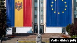 Funcționarii care vor pleca în UE își vor păstra salariile și alte plăți din R. Moldova, dar vor activa în interesul organismului UE care îi va găzdui. 