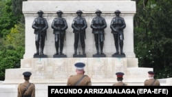 Британські військові офіцери вшановують День перемоги в Європі біля гвардійського меморіалу в Лондоні, архівне фото, 2020 рік