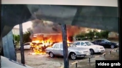 Сатпаев шаардык полиция бөлүмүнүн алдында өрттөлгөн автобус. 2020-жыл.