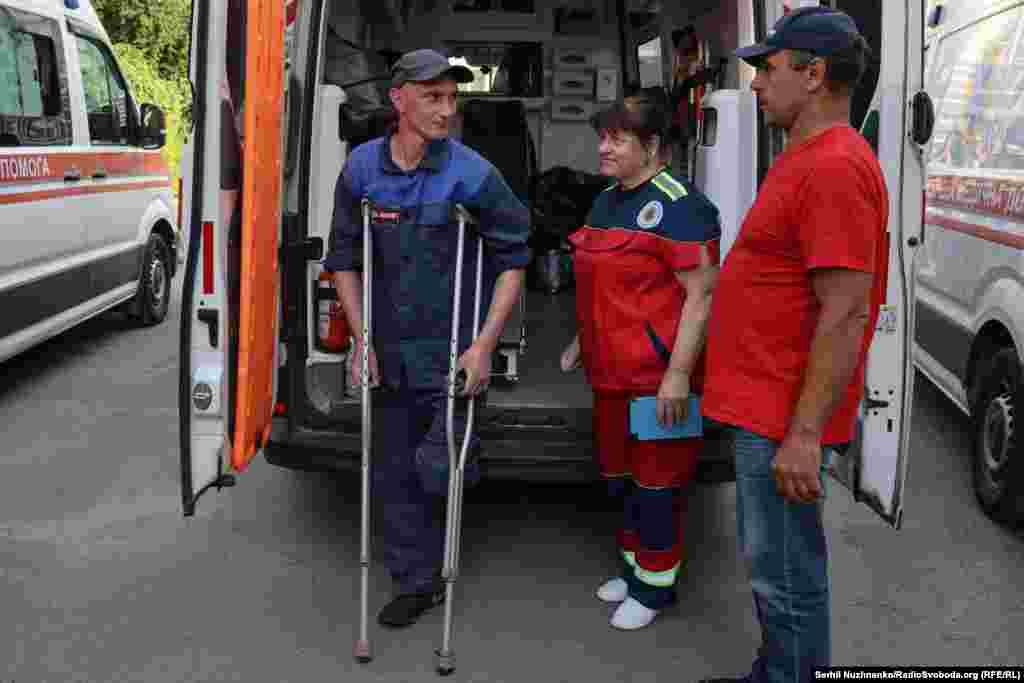 Український військовий, який повернувся з полону, спілкується з медиками