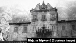 Porodica Tripković na terasi palate u 19. veku, Dobrota, Crna Gora