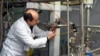 Инспектор от Международната агенция за атомна енергия проверява процеса на обогатяване в завода за обогатяване на уран в Натанз, 20 януари 2014 г. 
