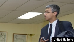ارشیف، فرحان حق سخنگوی سازمان ملل حین صحبت در یک نشست, March 19, 2011