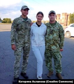 Батько та хлопець Катерини проводжають її на навчання в Одесу