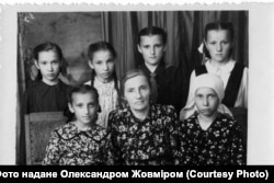 Пелагея Ярошевич (Гречановська) з учнями