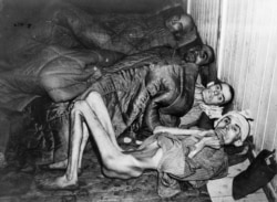 După eliberarea lagărului de exterminare nazist Auschwitz - Birkenau, 1945