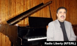 ډاکټر احمد سرمست د افغانستان د موسيقۍ ملي انسټيټيوټ مرکز بنسټګر او مشر دی.