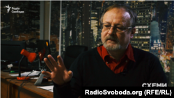 Редактор сайту «Наші гроші» Олекса Шалайський каже, що «це та фірма, на яку перекидається віз із грішми в будь-яких сферах»