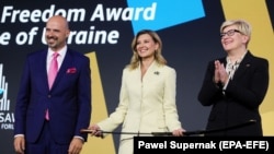 У рамках Варшавського безпекового форуму у Польщі народу України вручили Премію лицаря свободи за протистояння російській агресії. Нагороду для України передали першій леді Олені Зеленській. Варшава, 4 жовтня 2022 року