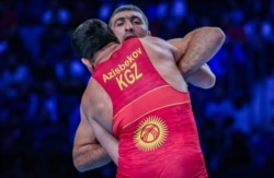 Атабек Азисбеков (кызыл кийимчен) менен өзбек балбаны Рустам Ассакалов Дүйнө чемпионатынын коло байгеси үчүн күрөшүп жаткан учур. Казакстан, Нур-Султан шаары. 16-сентябрь, 2019-жыл.