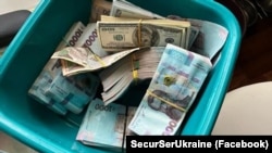 Pe 23 noiembrie, SBU a transmis că a găsit la perchezițiile din biserici și mănăstiri materiale de propagandă, dar și sume importante de bani.