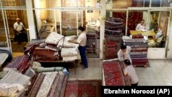 تحریم‌های که بر ایران اعلان شد، صنایع قالین و موتر سازی ایران را هدف قرار داده است.