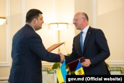 Pavel Filip (dreapta) și Volodimir Groisman (stânga)