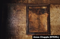 Инструкция по использованию горной техники на стене заброшенной шахты в Рудных горах