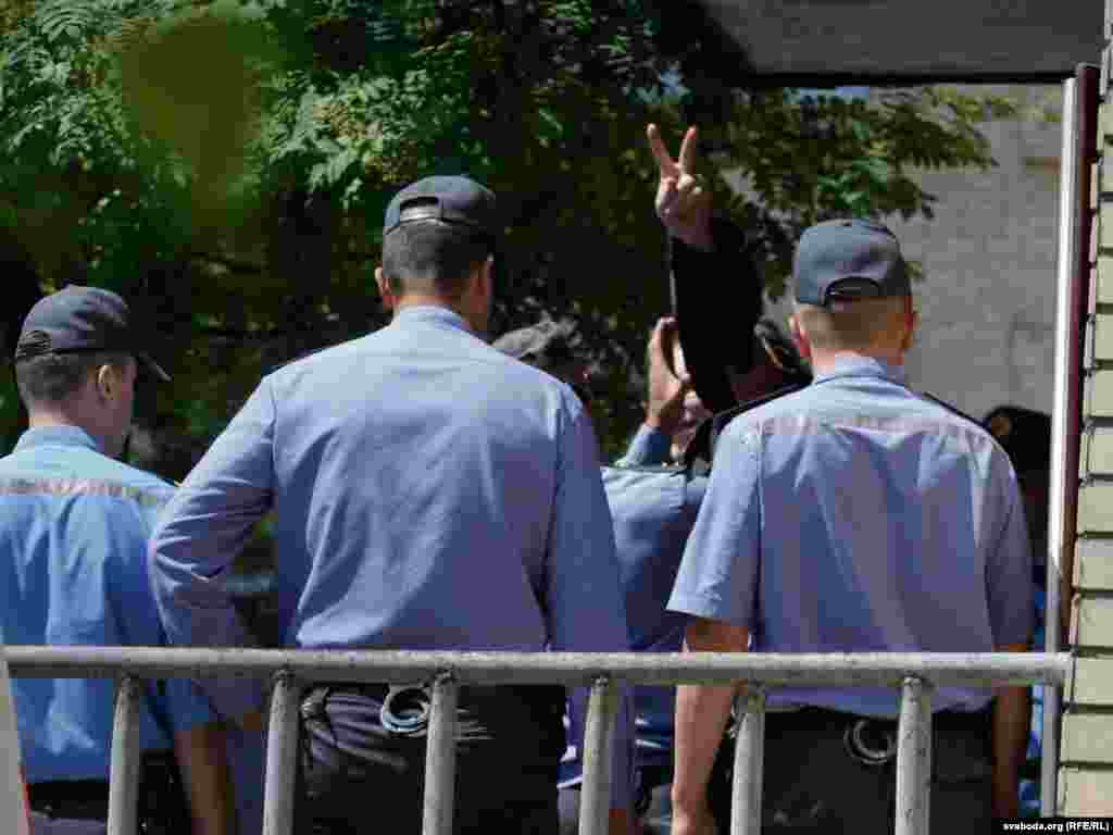 Андрэй Пачобут пад канвоем