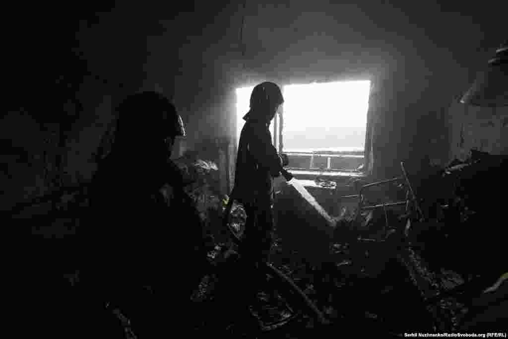 Вщент згоріла квартира в багатоповерхівці в Дарницькому районі Києва. У будинок під час російської атаки на столицю сталося влучання. Один із його мешканців розповів кореспондентові Радіо Свобода, що вогонь дуже швидко розширився балконами на вищі поверхи