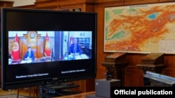 Президент Сооронбай Жээнбеков и премьер-министр Кубатбек Боронов проводят онлайн-совещание. 13 июля 2020 г.