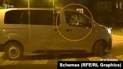 Згодом повз авто «Схем» кілька разів проїхав мікроавтобус УДО, а людина в ньому знімала журналістів на телефон