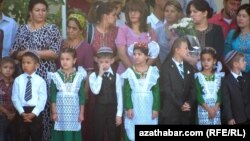 Mekdep okuwçylary we ene-atalar. Arhiwden alnan surat