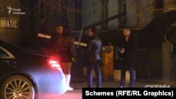 Журналісти зауважили і компанію людей