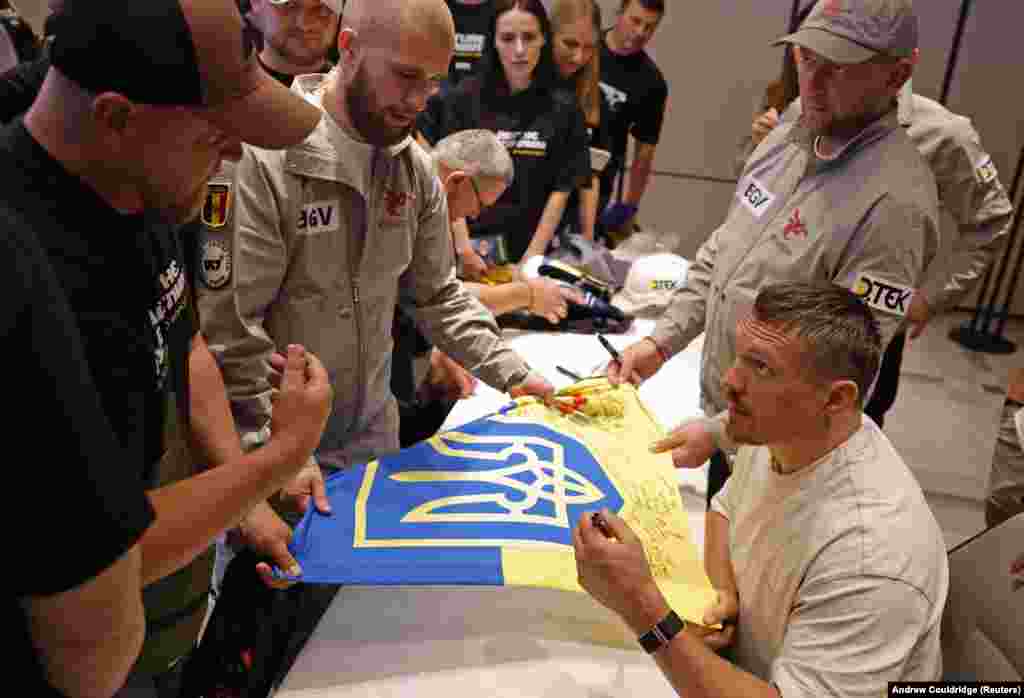 Чемпіон світу з боксу у важкій вазі Олександр Усик зустрівся з українськими ветеранами війни в Лондоні 17 липня.19 липня Усик матиме поєдинок із британським боксером Даніелем Дюбуа в матчі-реванші у важкій вазі, який принесе українцю 132,8 мільйона доларів, що є однією з найбільших виплат в історії боксу. Домінування Усика у важкій вазі над значно габаритнішими суперниками стало потужним символом для українців на тлі масштабної російсько-української війни