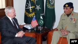 U.S. Defense Secretary Robert Gates (left) with Pakistani Army Chief General Ashfaq Kayani in Rawalpindi on January 21