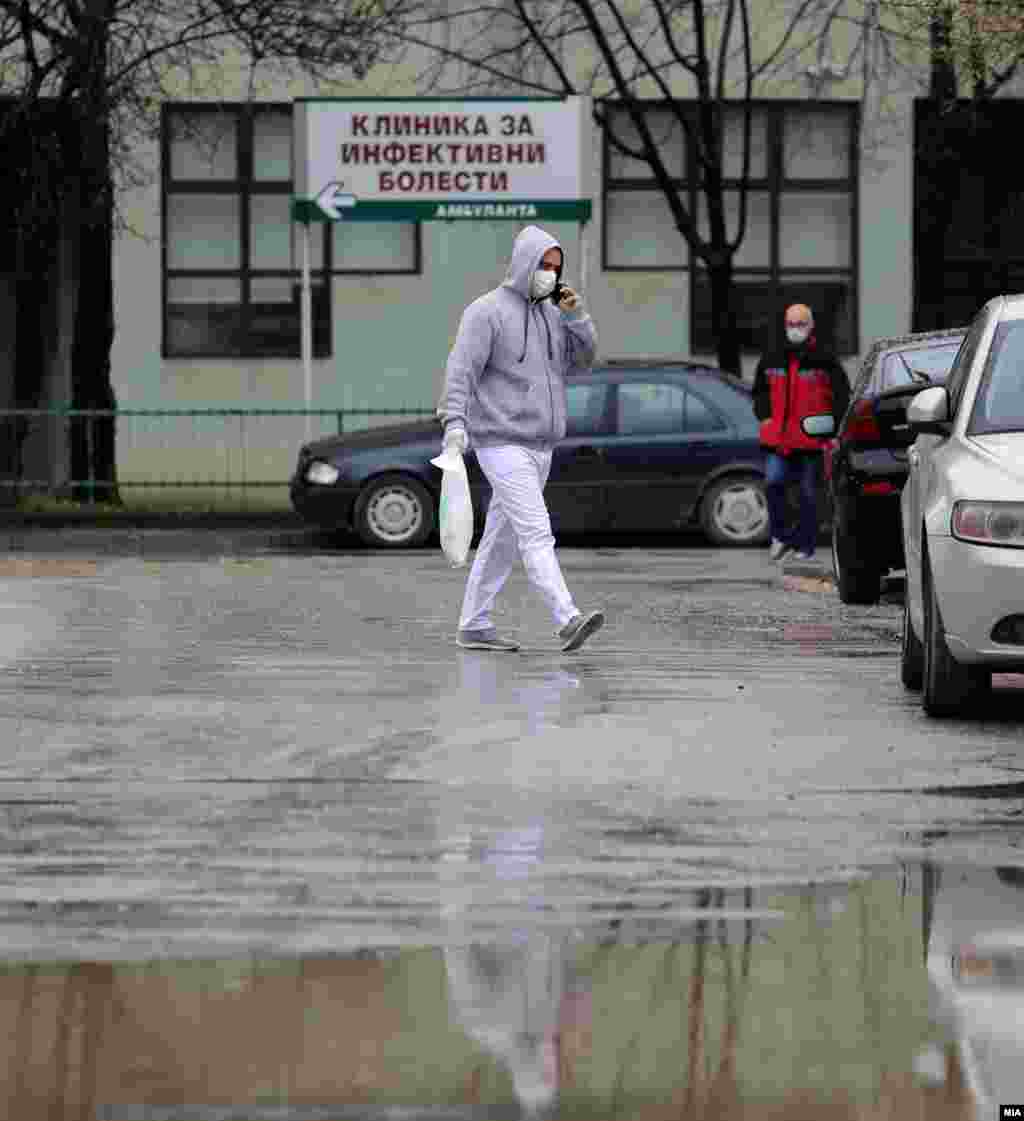 МАКЕДОНИЈА - На Клиниката за инфективни болести во Скопје од Ковид 19 починала една пациентка од Лабуништа на возраст од 65 години, информираше министерот за здравство Венко Филипче и додаде дека во последните 24 часа се регистрирани 25 нови случаи на коронавирус во земјата, а 5 пациенти биле излекувани.
